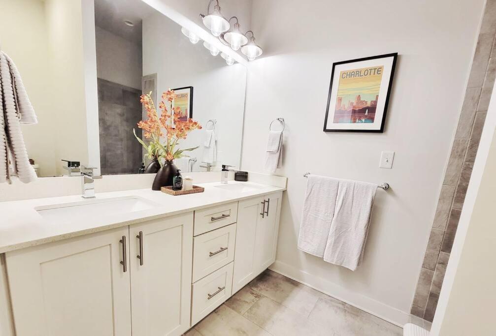 New Stylish Getaway- 5 Mil To Uptown/3 Smart Tvs! Lägenhet Charlotte Exteriör bild