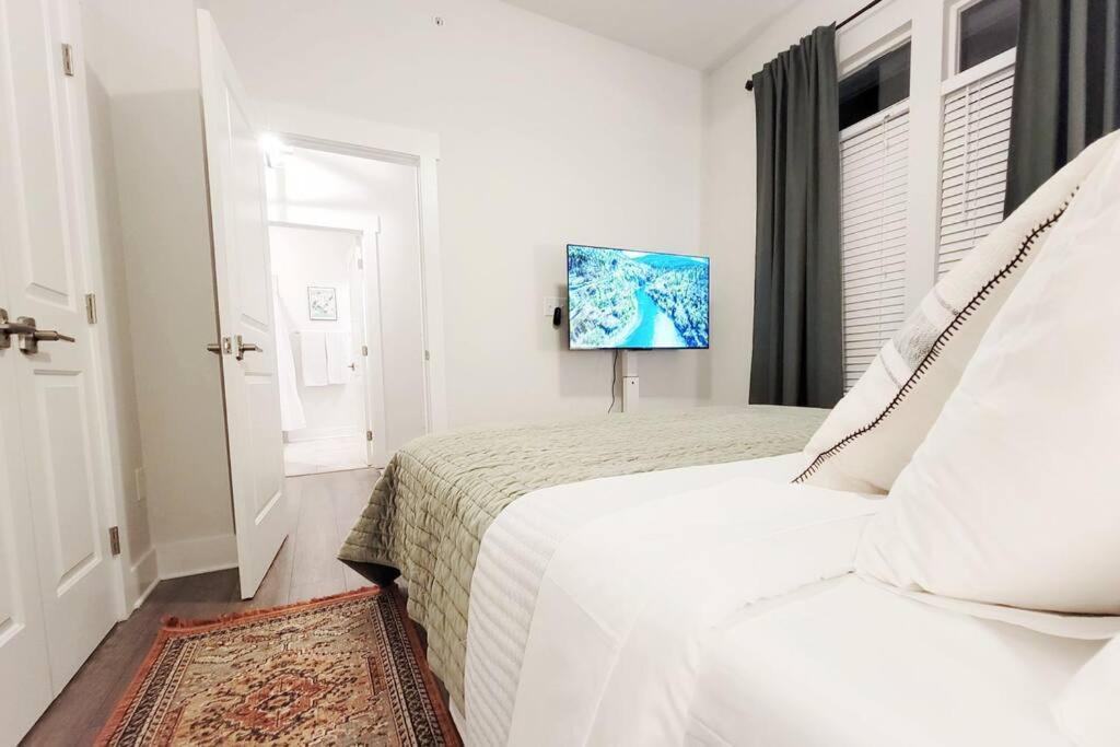New Stylish Getaway- 5 Mil To Uptown/3 Smart Tvs! Lägenhet Charlotte Exteriör bild