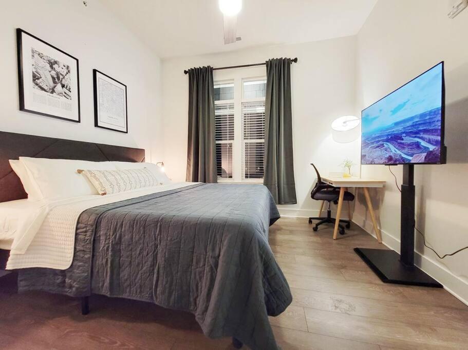 New Stylish Getaway- 5 Mil To Uptown/3 Smart Tvs! Lägenhet Charlotte Exteriör bild