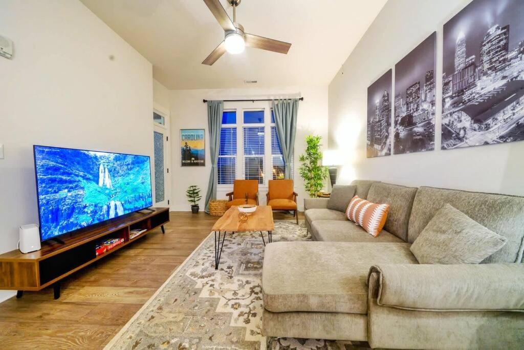 New Stylish Getaway- 5 Mil To Uptown/3 Smart Tvs! Lägenhet Charlotte Exteriör bild