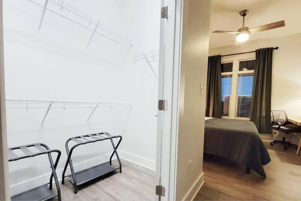 New Stylish Getaway- 5 Mil To Uptown/3 Smart Tvs! Lägenhet Charlotte Exteriör bild