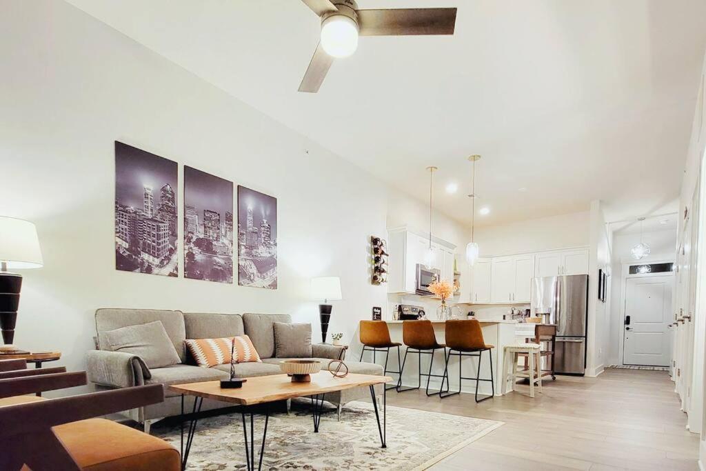 New Stylish Getaway- 5 Mil To Uptown/3 Smart Tvs! Lägenhet Charlotte Exteriör bild